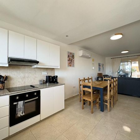 Royal-Seacrest Oasis, Pool-Side Apartment Paphos Exterior foto