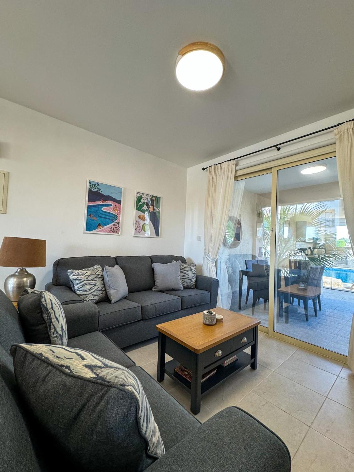 Royal-Seacrest Oasis, Pool-Side Apartment Paphos Exterior foto