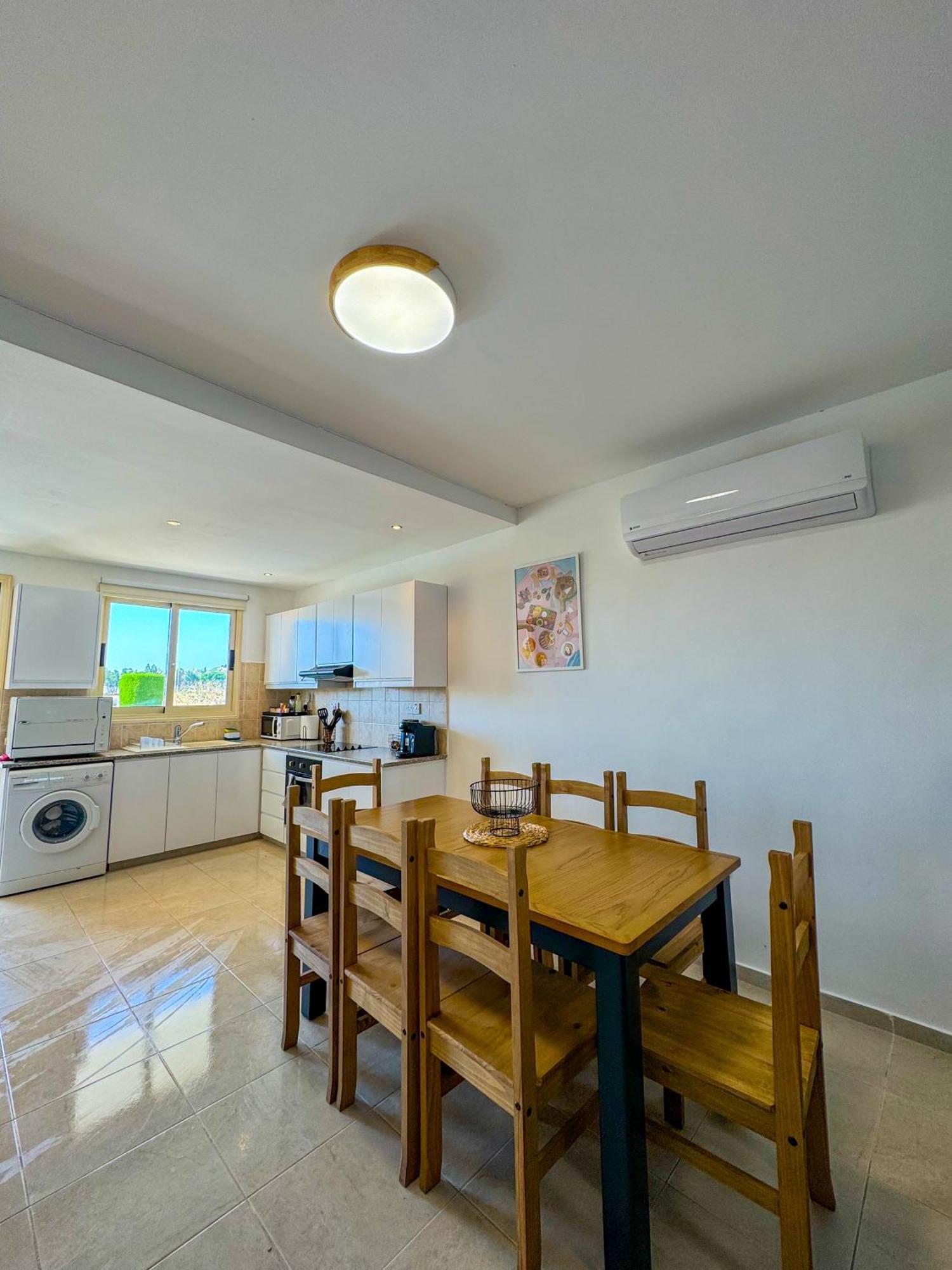 Royal-Seacrest Oasis, Pool-Side Apartment Paphos Exterior foto