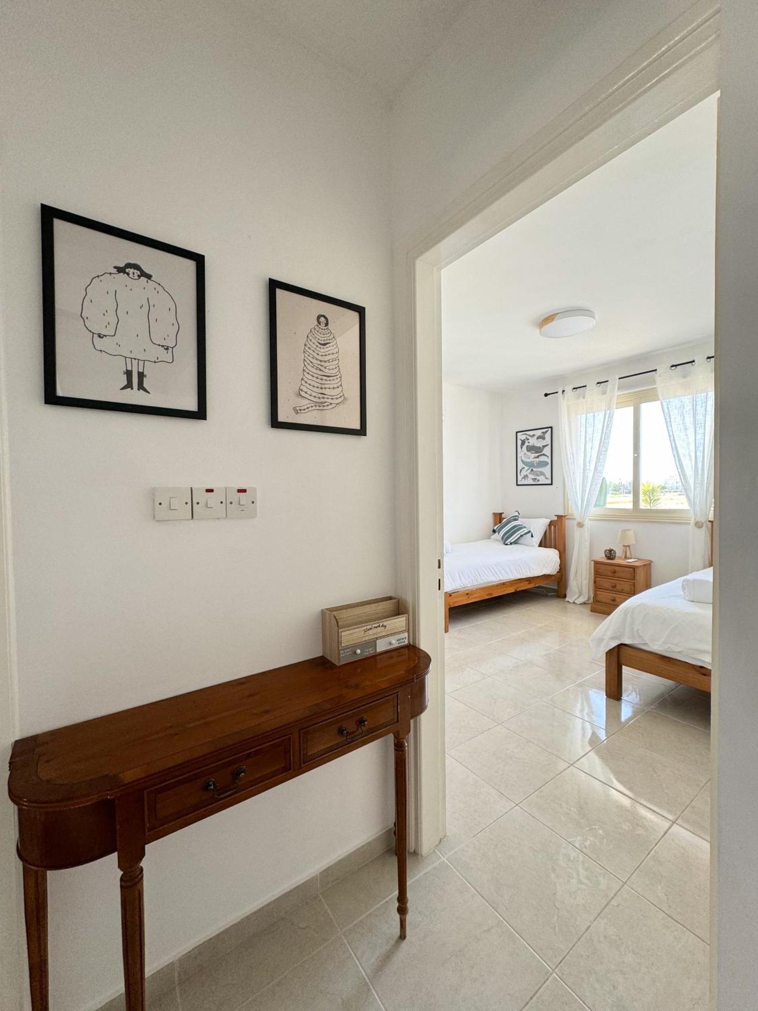 Royal-Seacrest Oasis, Pool-Side Apartment Paphos Exterior foto