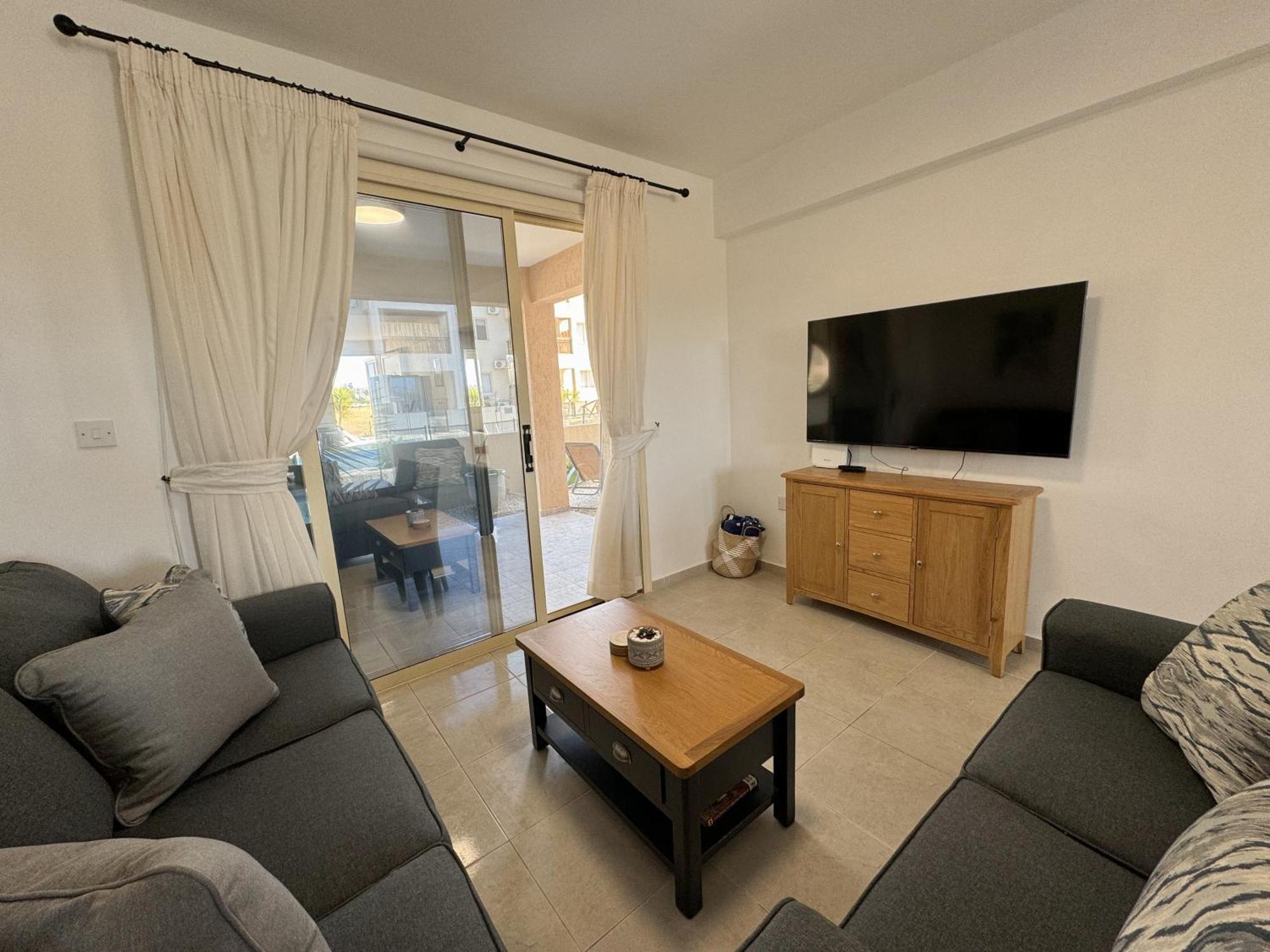 Royal-Seacrest Oasis, Pool-Side Apartment Paphos Exterior foto