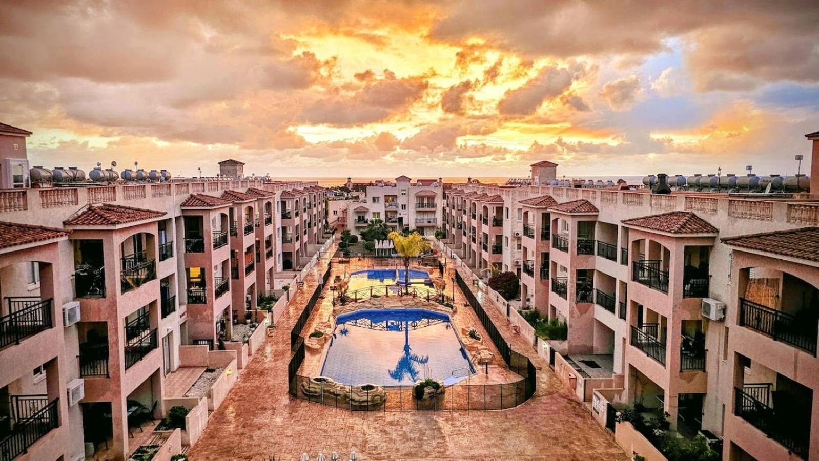 Royal-Seacrest Oasis, Pool-Side Apartment Paphos Exterior foto