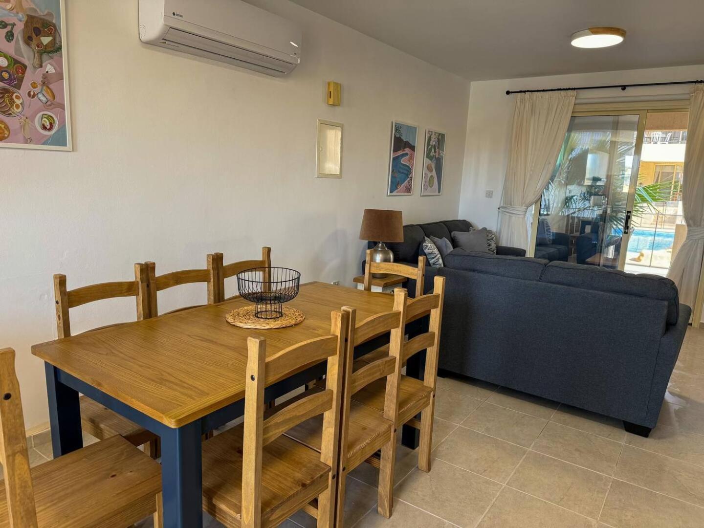 Royal-Seacrest Oasis, Pool-Side Apartment Paphos Exterior foto