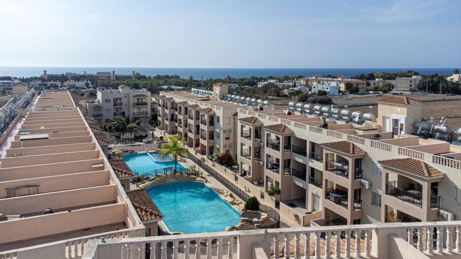 Royal-Seacrest Oasis, Pool-Side Apartment Paphos Exterior foto