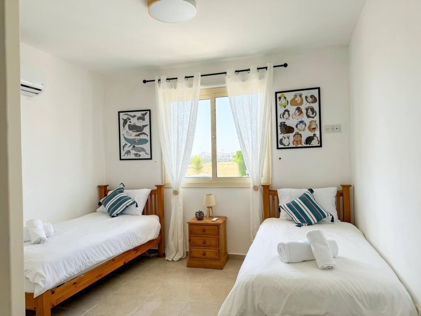 Royal-Seacrest Oasis, Pool-Side Apartment Paphos Exterior foto