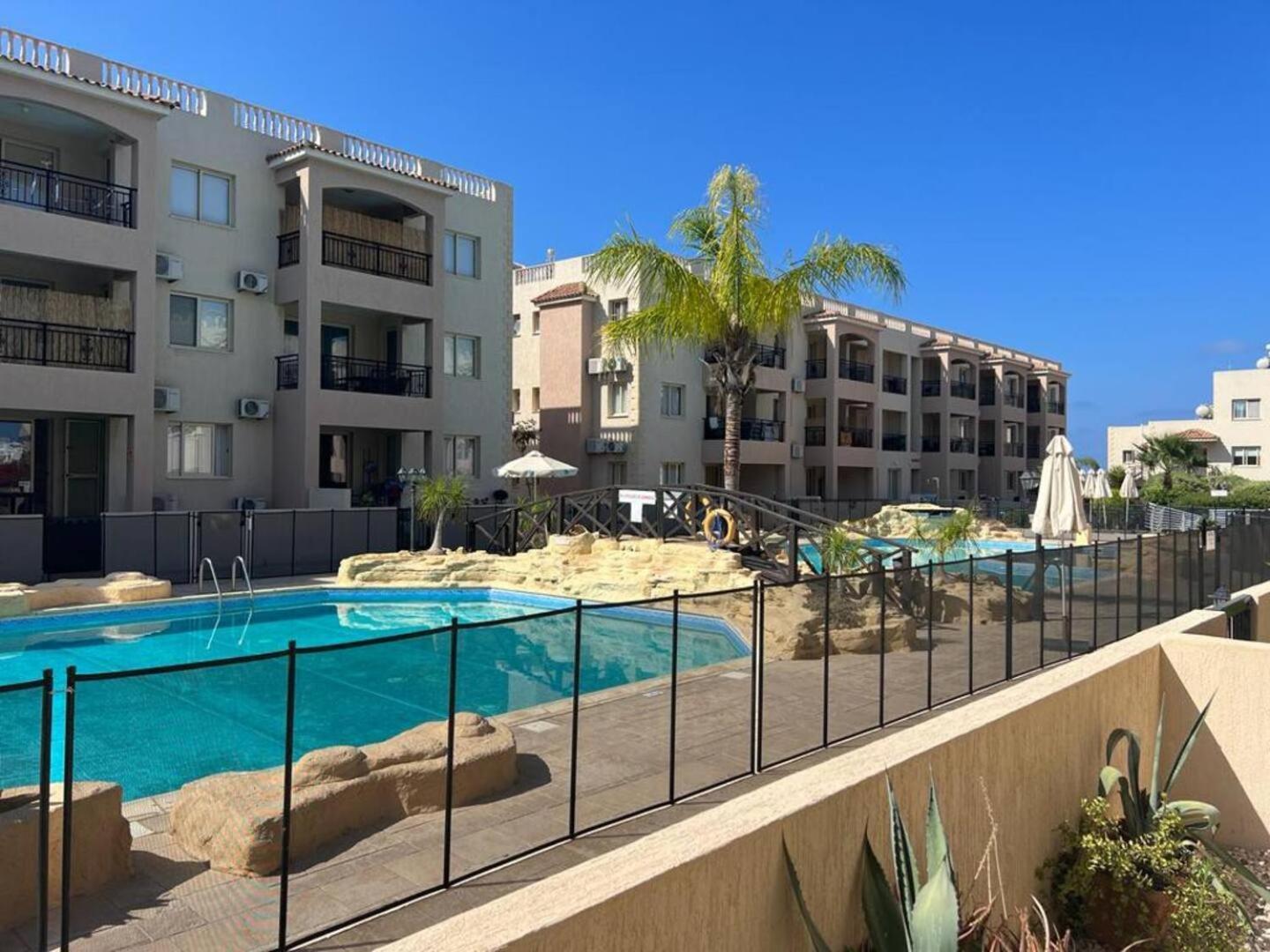 Royal-Seacrest Oasis, Pool-Side Apartment Paphos Exterior foto