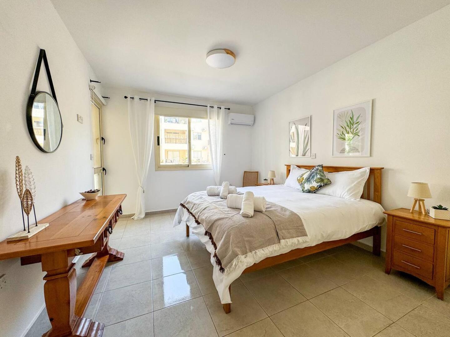 Royal-Seacrest Oasis, Pool-Side Apartment Paphos Exterior foto